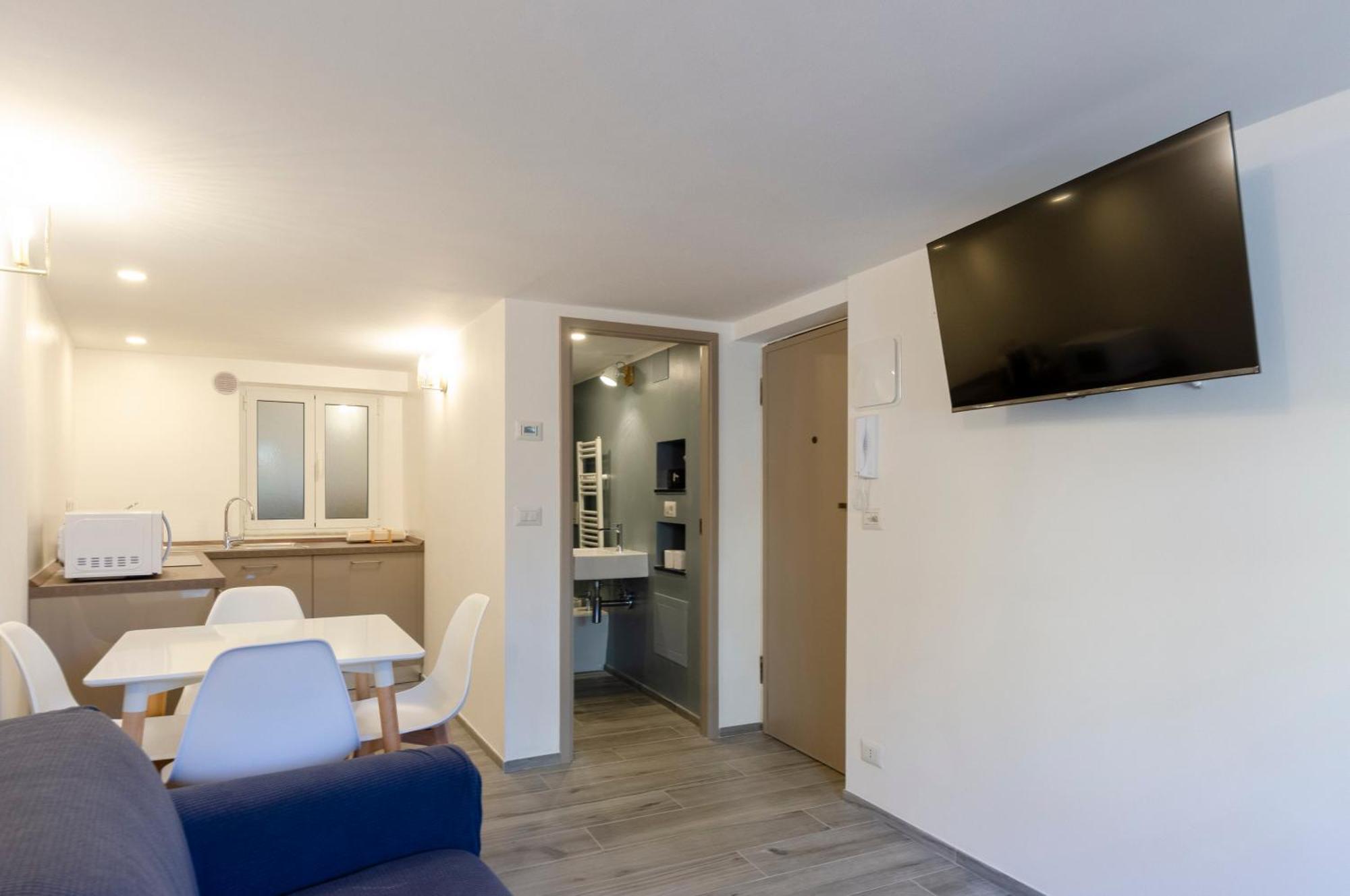 Castelli's Apartmetnts Fico 1 *