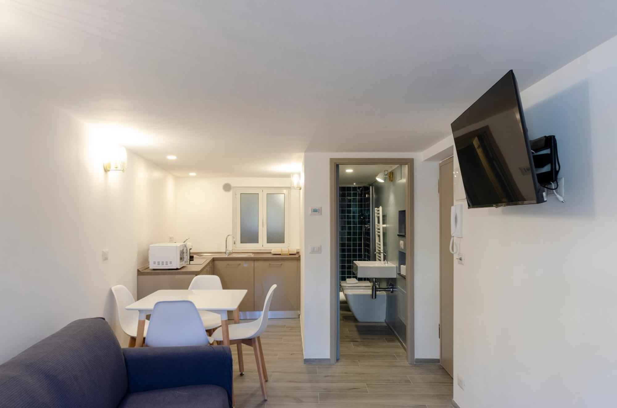 Castelli's Apartmetnts Fico 1 *